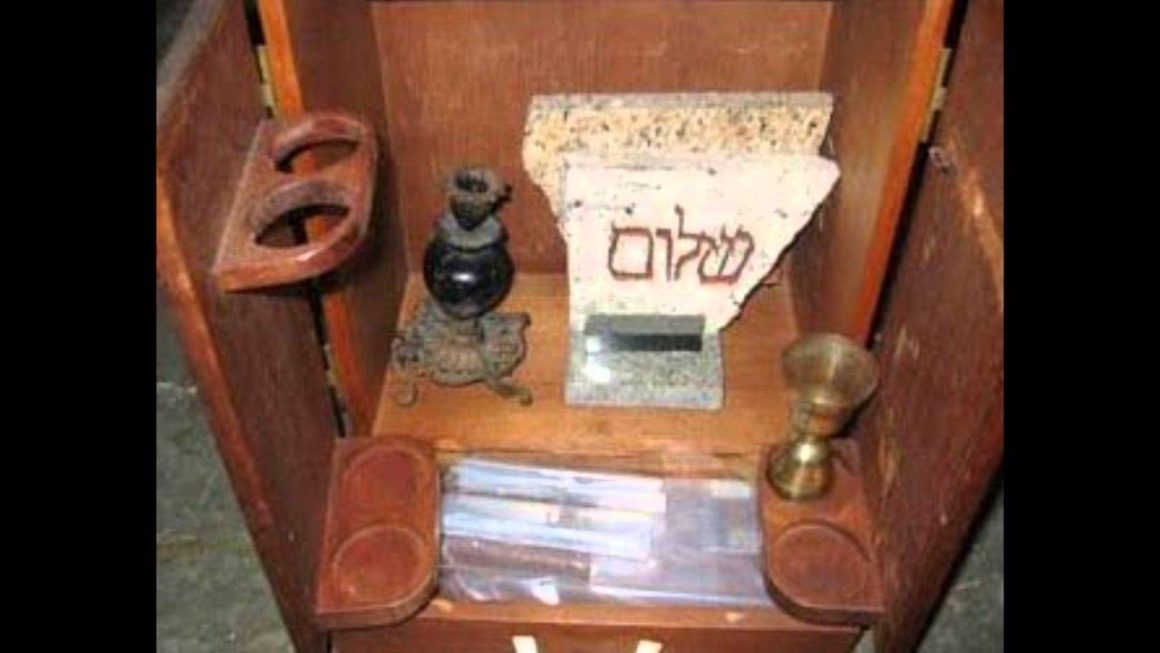 Dybbuk பெட்டி : உலகிலேயே பயங்கரமாக சபிக்கப்பட்ட பொருள் 2 Dybbuk பெட்டி : உலகிலேயே பயங்கரமாக சபிக்கப்பட்ட பொருள்