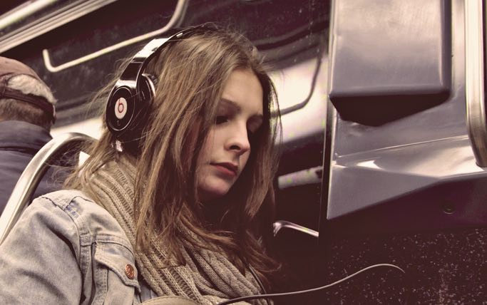 ஹெட்ஃபோன்கள் பயன்படுத்துவதால் ஏற்படும் பாதிப்புகள்!! 2 ஹெட்ஃபோன்கள் பயன்படுத்துவதால் ஏற்படும் பாதிப்புகள்!!