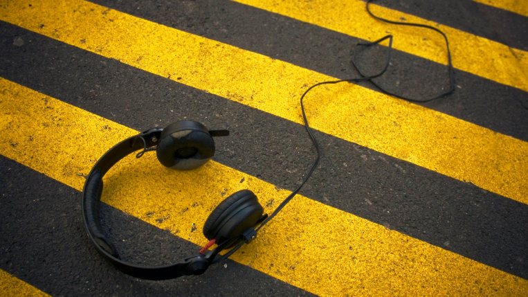 ஹெட்ஃபோன்கள் பயன்படுத்துவதால் ஏற்படும் பாதிப்புகள்!! 6 ஹெட்ஃபோன்கள் பயன்படுத்துவதால் ஏற்படும் பாதிப்புகள்!!