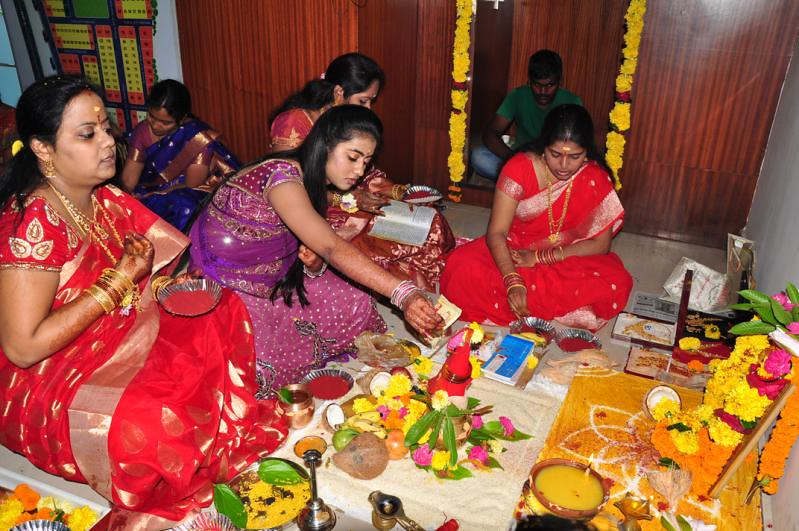 இன்று வரம் தரும் வரலட்சுமி விரத பூஜை!! 2 இன்று வரம் தரும் வரலட்சுமி விரத பூஜை!!