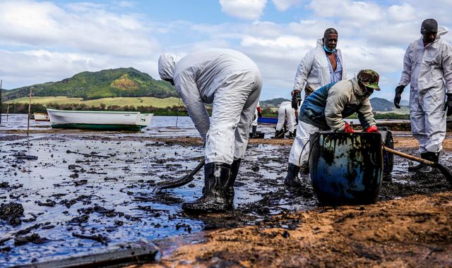 மொரீஷியஸ் எண்ணெய் கப்பல் விபத்து!! 2 மொரீஷியஸ் எண்ணெய் கப்பல் விபத்து!!
