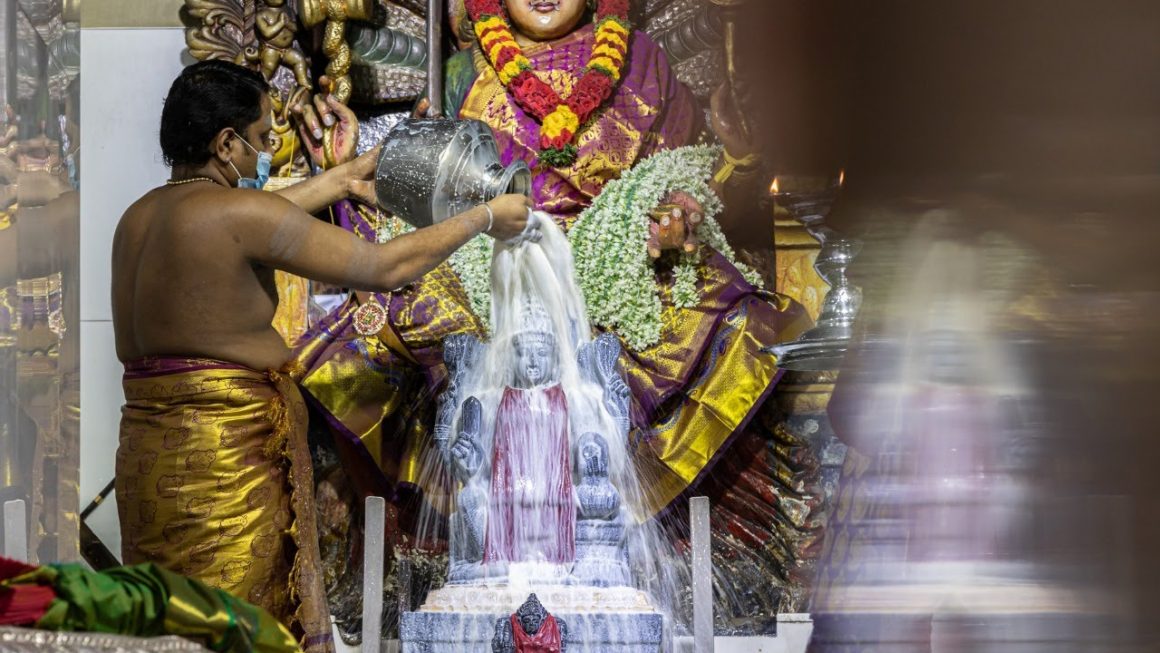 கோவில் சிலைகளுக்கு அபிஷேகம் எதற்காக செய்கிறார்கள்? 2 கோவில் சிலைகளுக்கு அபிஷேகம் எதற்காக செய்கிறார்கள்?